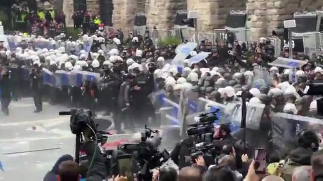 Taksim'e geçmek isteyen gruba gaz ve mermi ile müdahale