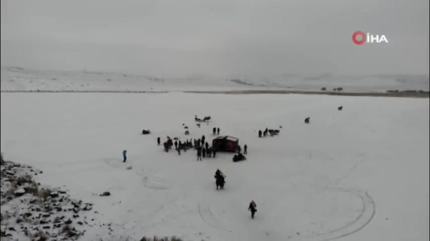 Kars'ta Çıldır Gölü Buz Tuttu: Vatandaşlar Eğlendi