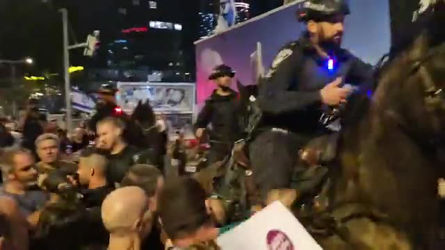 Tel Aviv'de savaş durdurma ve Netanyahu'nun istifası için protesto