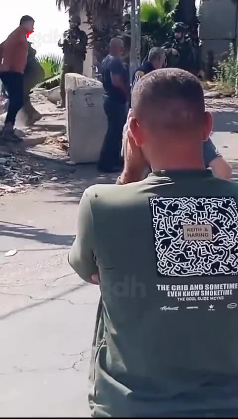 İsrail askerleri, evine gitmek isteyen Filistinlilere saldırdı