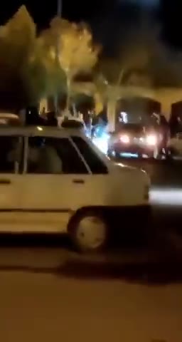 İran'da protestocular, Ayetullah Humeyni'nin evini yaktı
