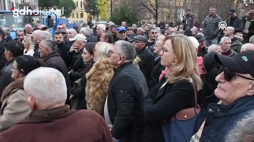 Tiran'da halk, yolsuzluk iddialarıyla başkanın istifasını istedi
