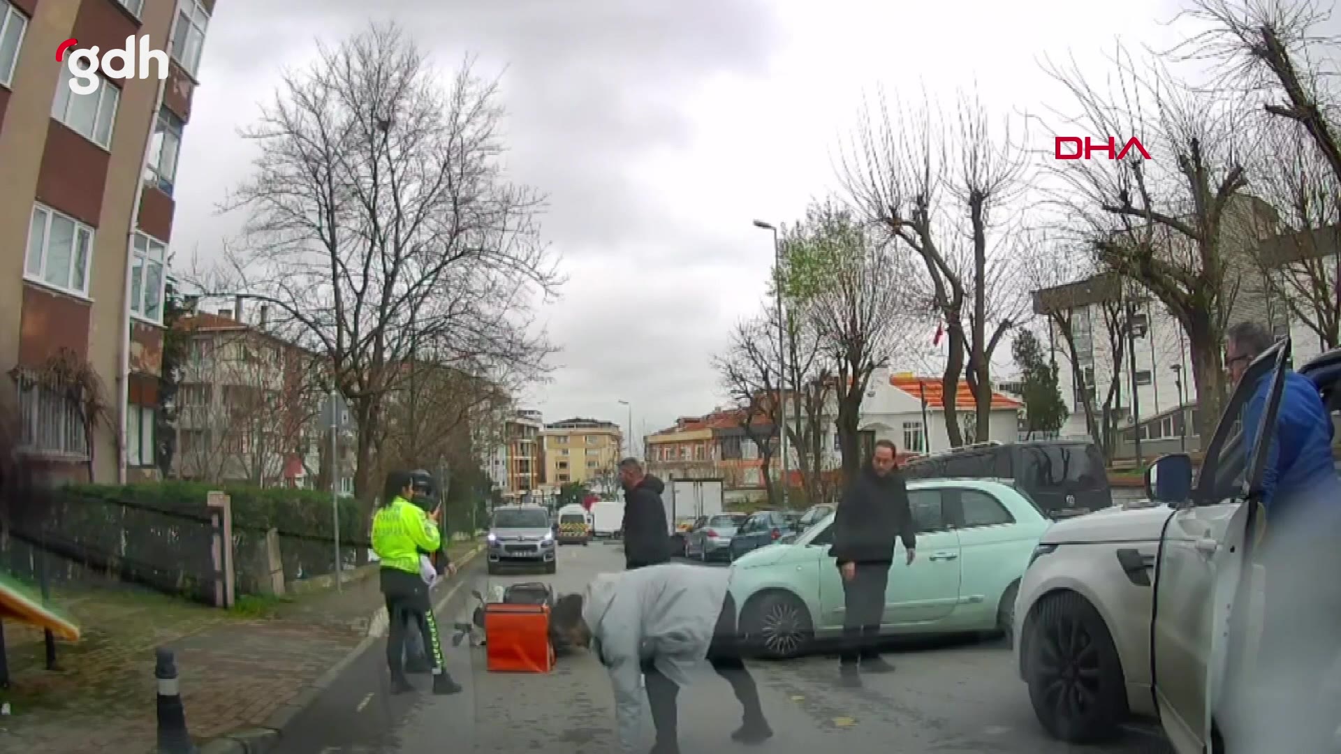 İstanbul'da motosiklet ve otomobil sürücüsü arasında kavga çıktı