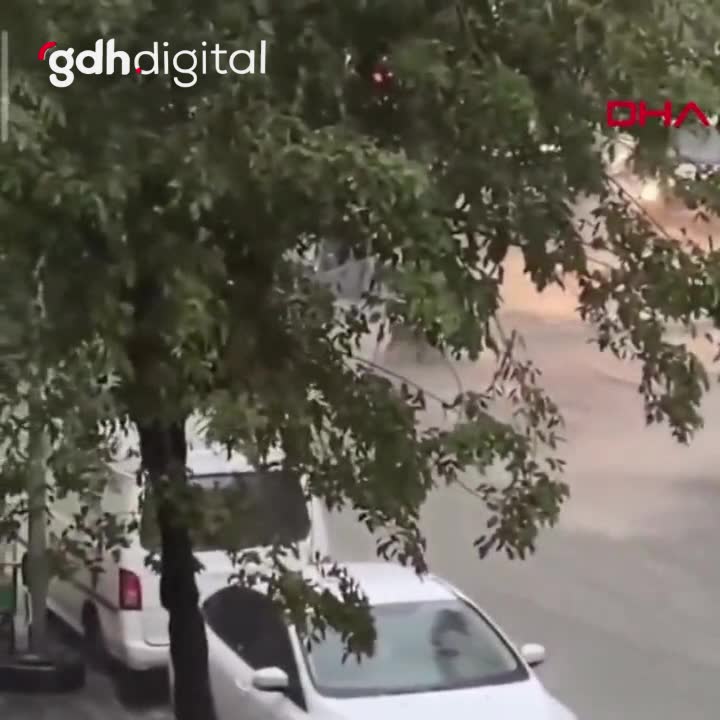Şişli'de şiddetli yağış sonrası sokaklar nehre döndü; kadın kurtarıldı