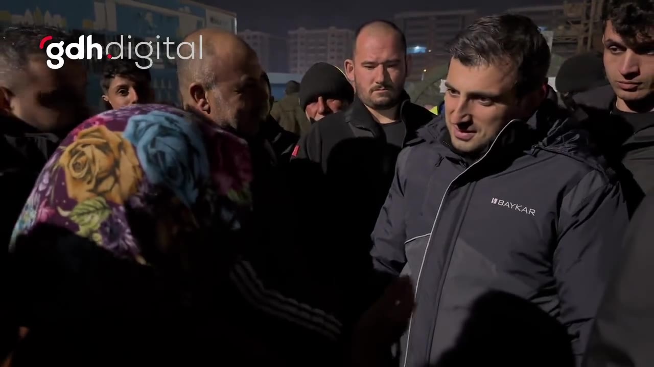 Malatya'daki depremzede Selçuk Bayraktar'ı öptü