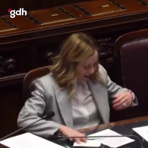 Meloni, eleştiriler sonrası yüzünü ceketiyle kapattı