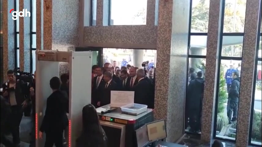İBB Başkanı İmamoğlu, Davutoğlu'nu zabıta ile karşıladı
