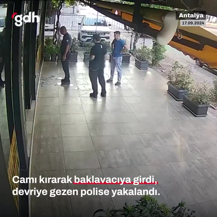 Antalya'da hırsızlık için cam kıran kişi devriye polisince yakalandı