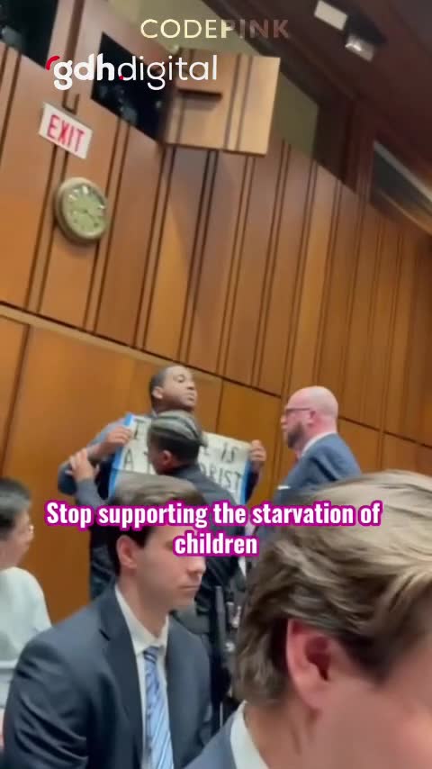 FBI Direktörü Wray, Codepink protestosuyla karşılaştı