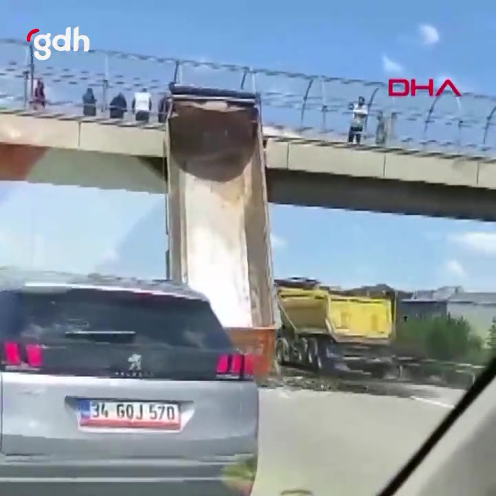 Sultanbeyli TEM'de hafriyat kamyonu üst geçide çarptı