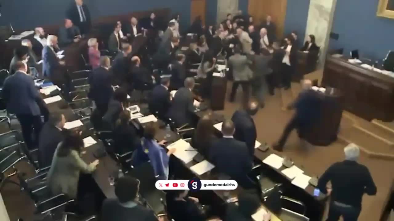 Muhalif vekil, 'ajan yasası' savunucusuna yumrukla saldırdı