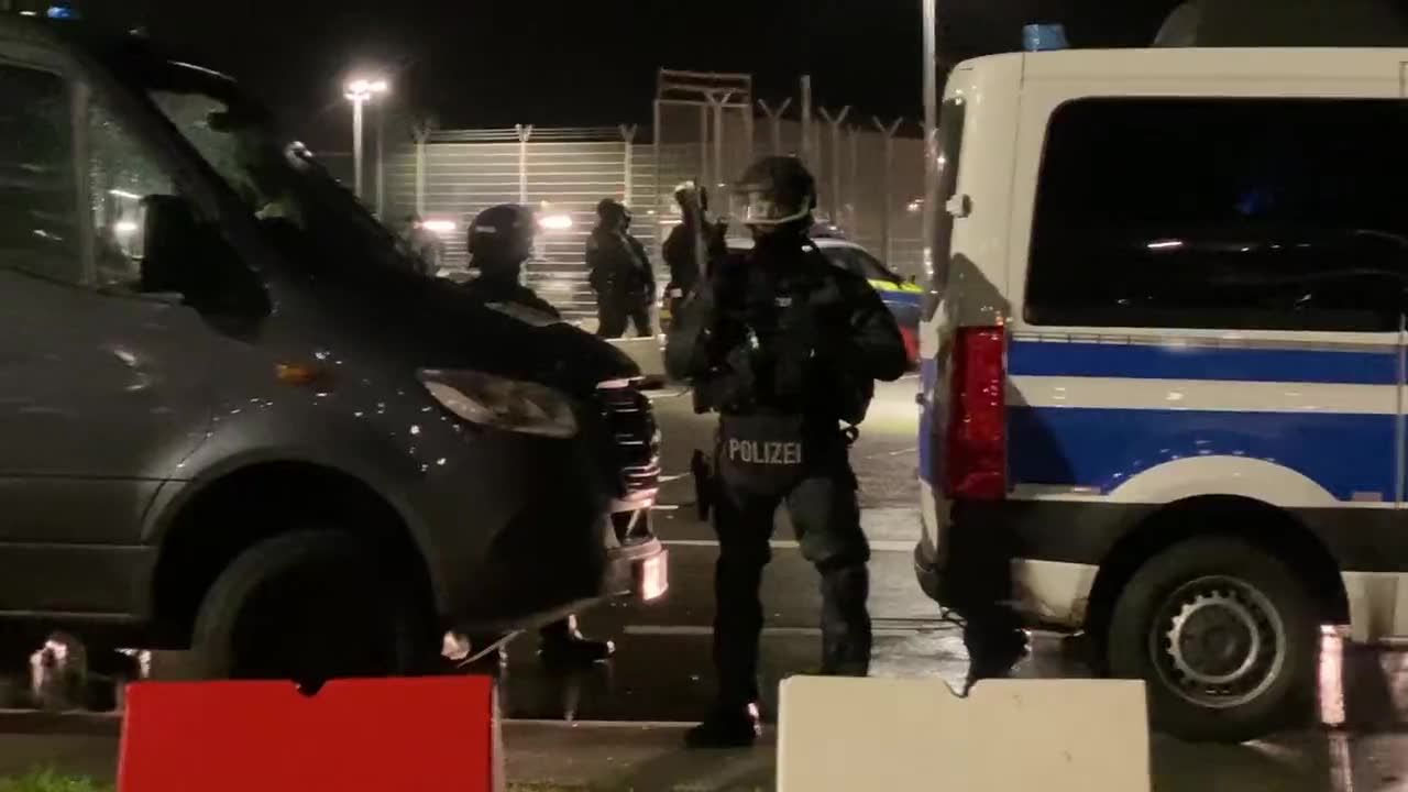 Hamburg Havalimanı'na silahlı saldırı ihbarı, ambulans ve polis sevk edildi