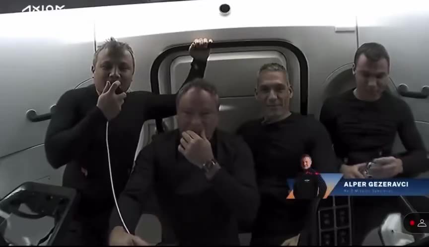Alper Gezeravcı'nın uzaydaki ilk sözü "İstikbal göklerdedir" oldu