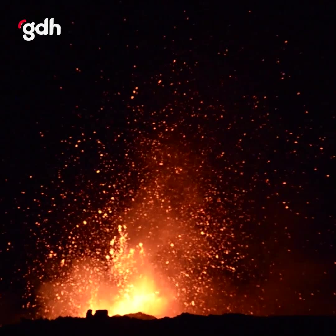Etna Yanardağı bir kez daha kül ve lav püskürttü