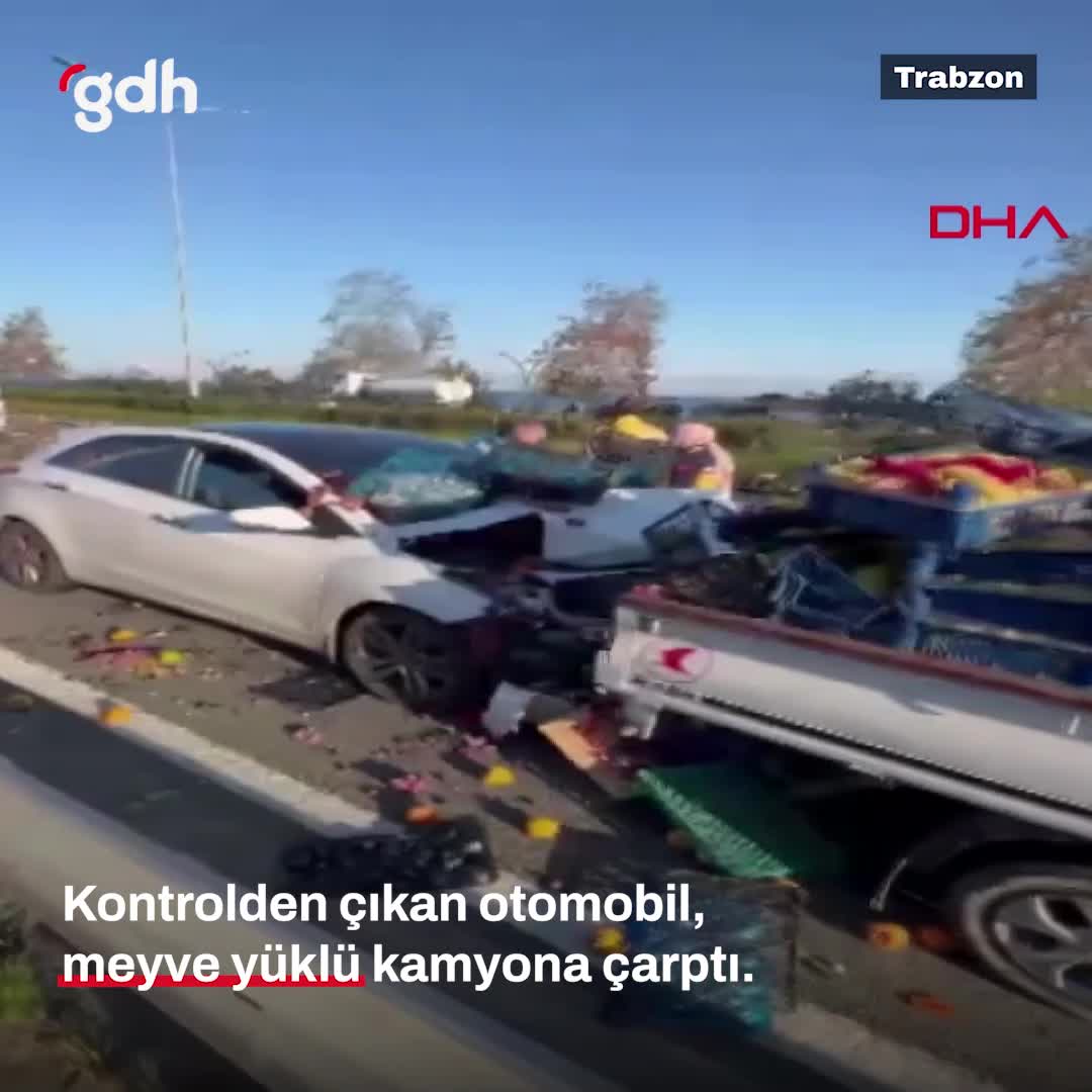 Trabzon'da otomobil kamyona çarpınca sebzeler yola saçıldı