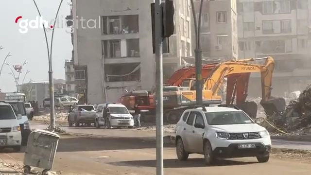 Enkaz kaldırma çalışmaları pazar sabahı da sürüyor