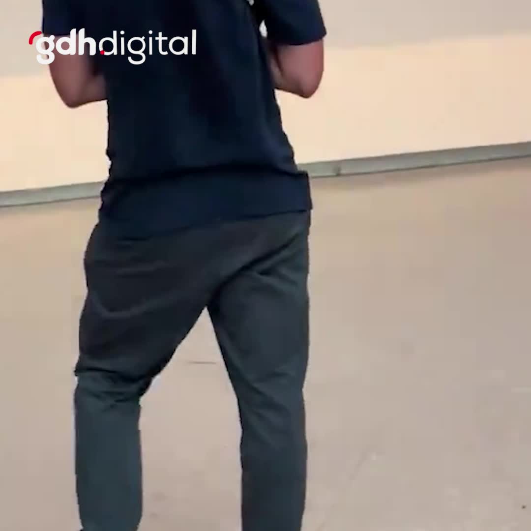 Genç sanatçının şaka ayakkabısına yoğun ilgi!