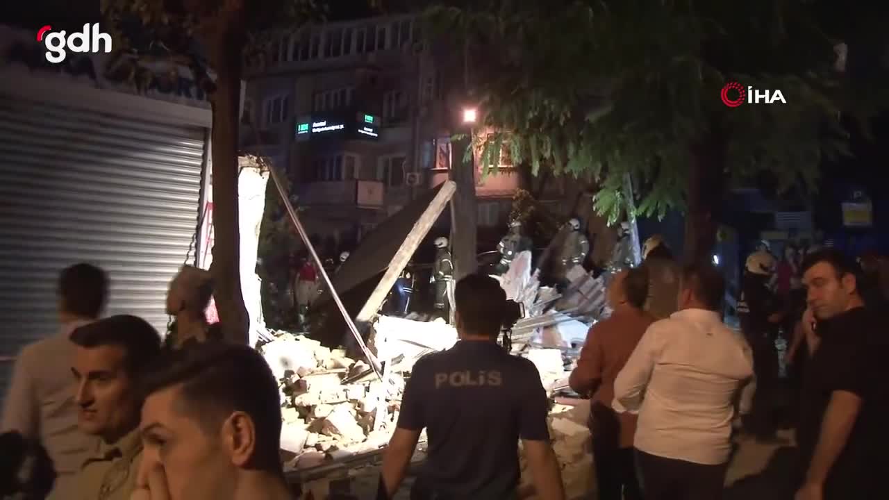 Fatih'te 3 katlı bina çöktü, 1 yaralı var