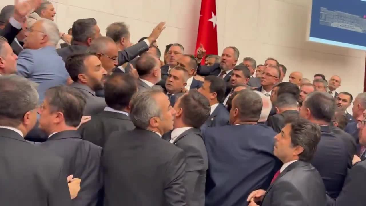 Meclis'teki kavganın en net görüntüsü