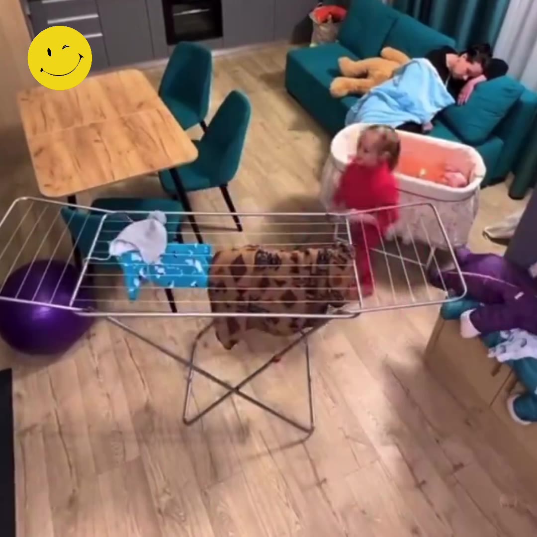 Küçük kız annesi uyurken temizlik yapıyor. 🥹