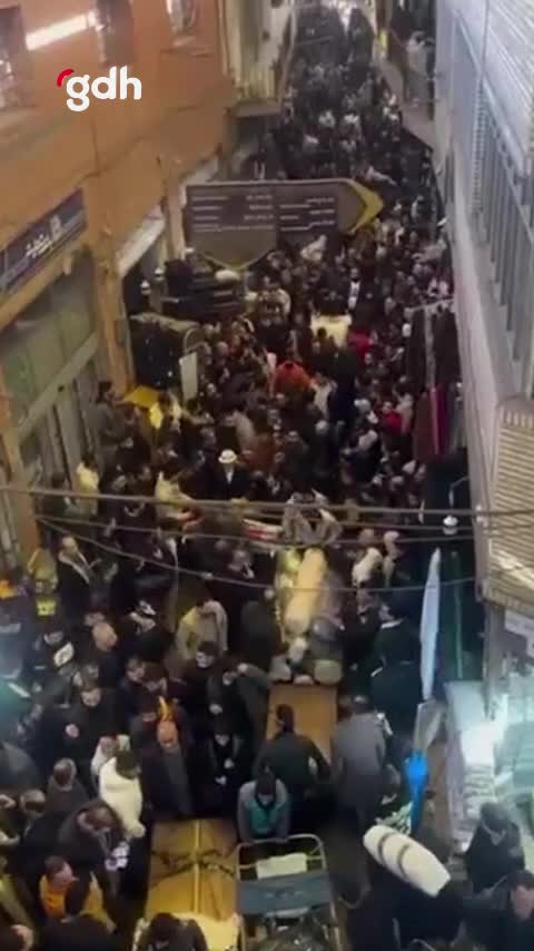 Tahran Büyük Çarşı'da esnaf, hayat pahalılığını protesto etti