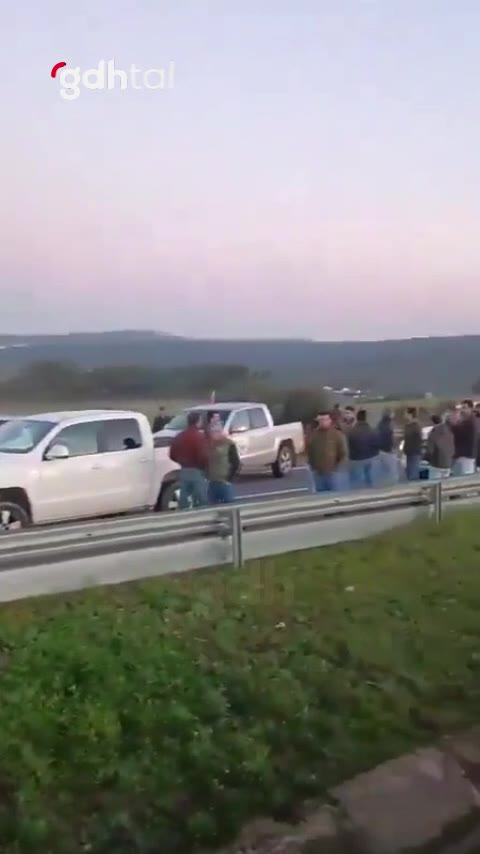 Portekiz'de çiftçi eylemleri sınır yollarını kapattı