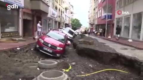 Samsun'da sel nedeniyle yollar ve caddelerde yarıklar oluştu