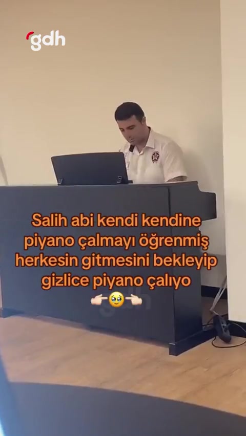 Gizlice piyano çalan güvenlik görevlisinin anları paylaşımda!
