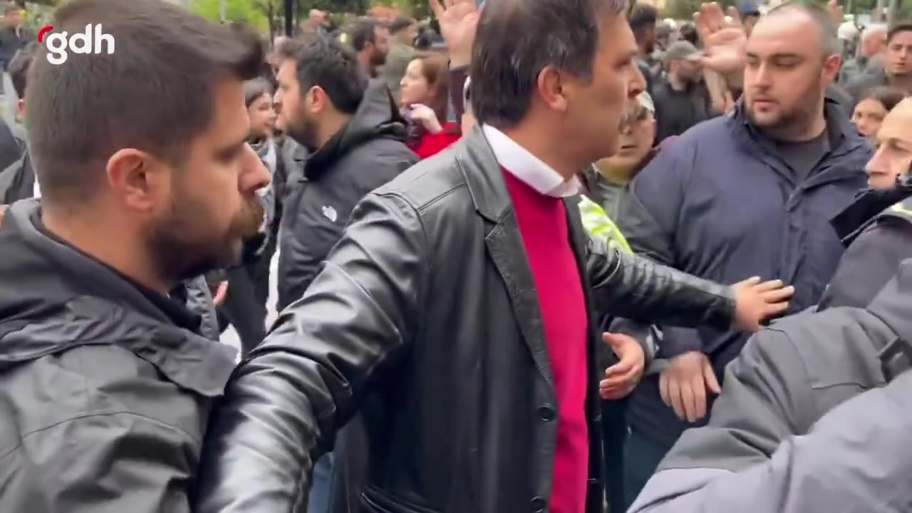 TİP Başkanı Erkan Baş, polislerle tartıştı