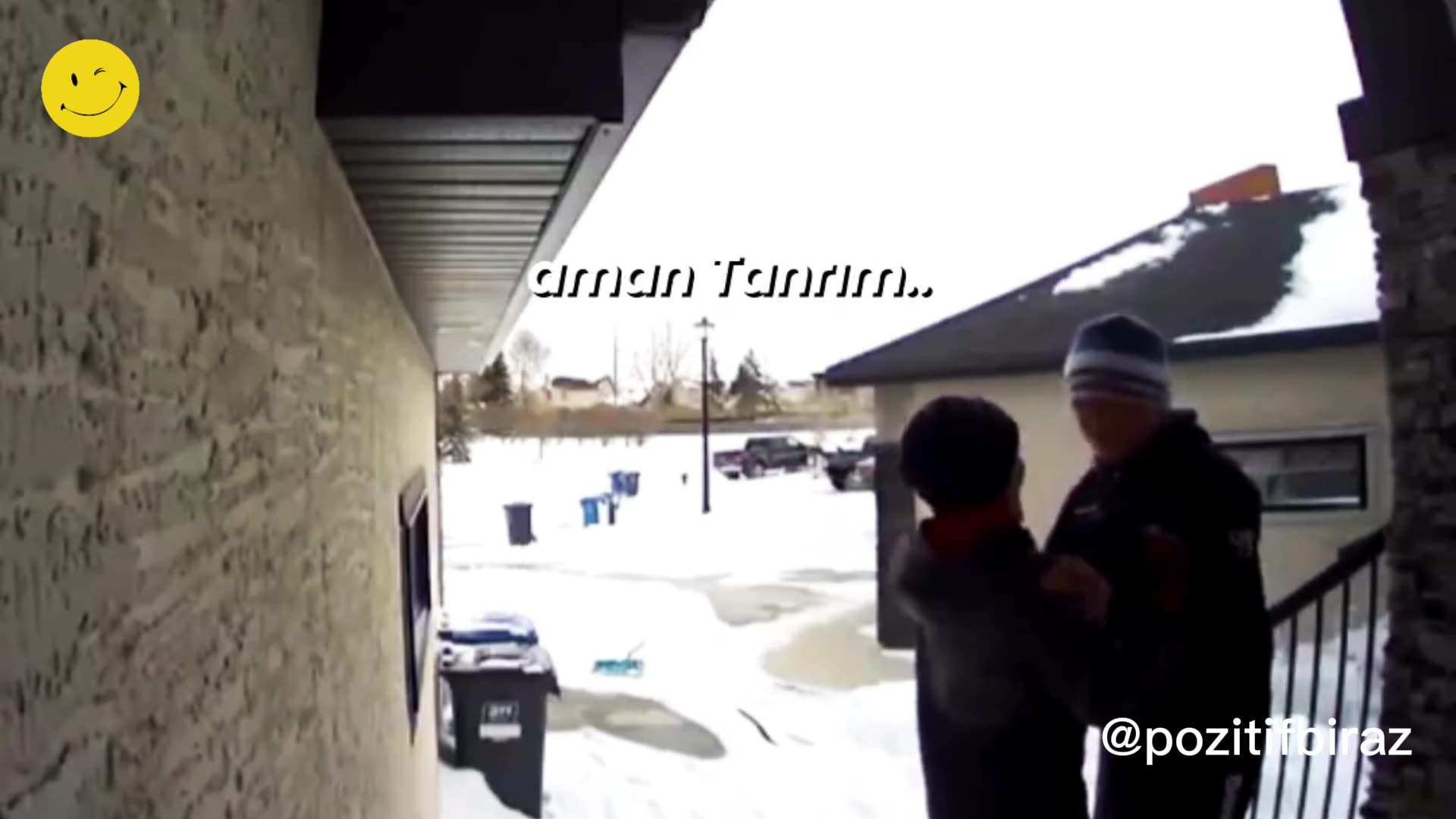 İki çocuğun komşu sohbeti ve gülümseten teklifleri