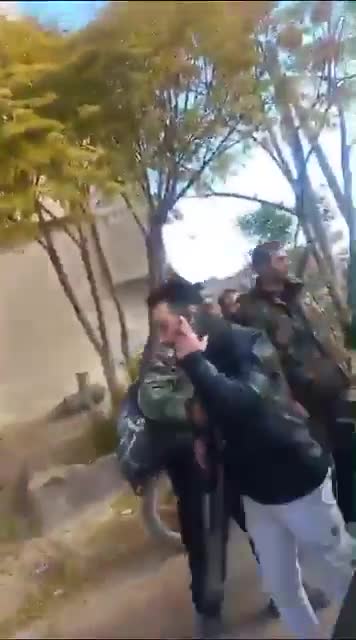 Esad askerleri, Dera'nın Samlin'inden silahlarıyla ayrıldı