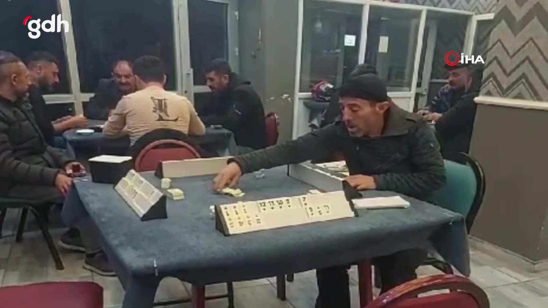 Sivas'ta vatandaş, okeyi tek başına oynadı