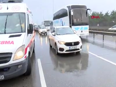 Eyüpsultan'da yağış nedeniyle minibüs devrildi, ambulanslar sevk edildi