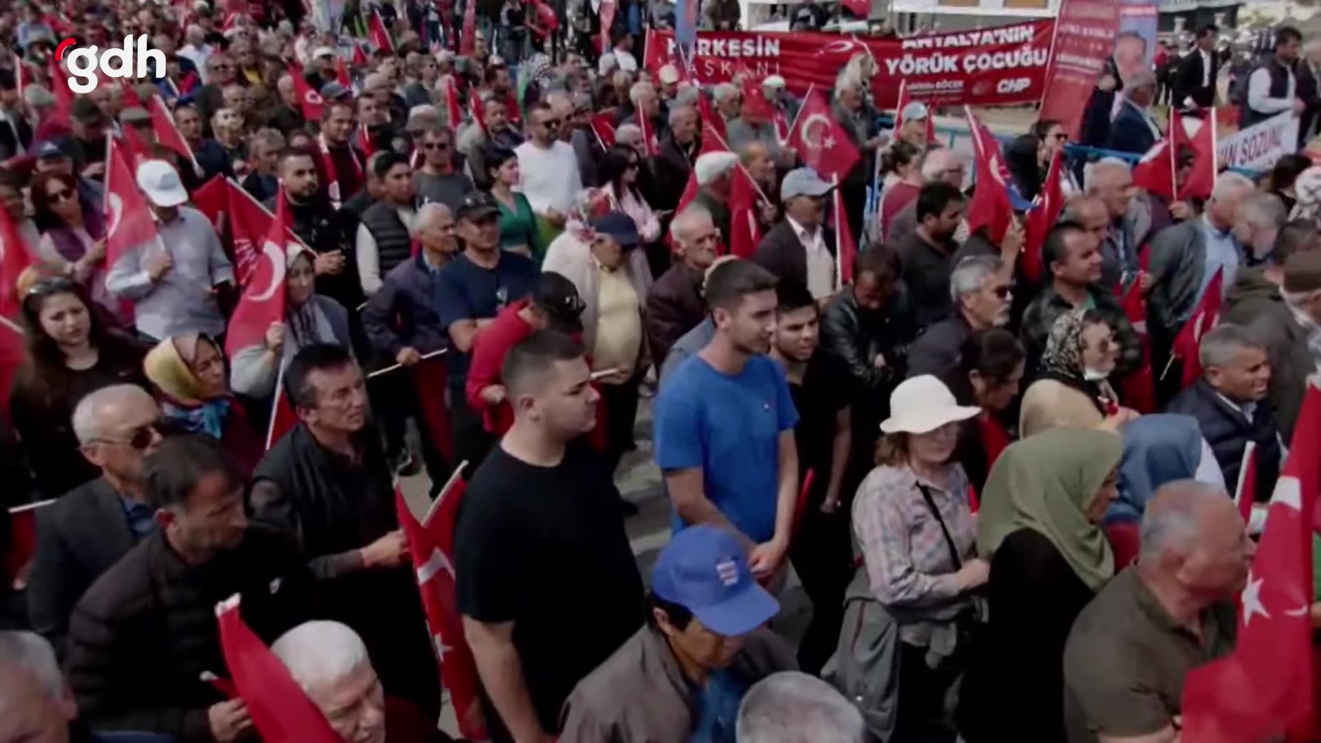 Özgür Özel, Antalya mitinginde ezan nedeniyle konuşmasına ara verdi