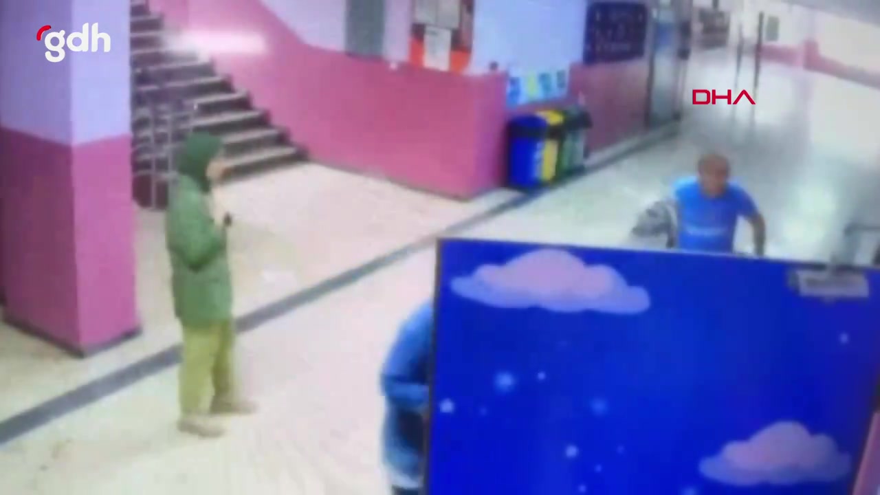 Maltepe'de baba, kızı için okul müdürüne saldırdı