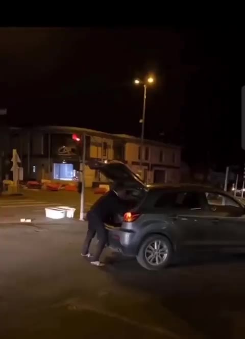 Fransa'da baba, protestoya katılan oğlunu bagaja koydu
