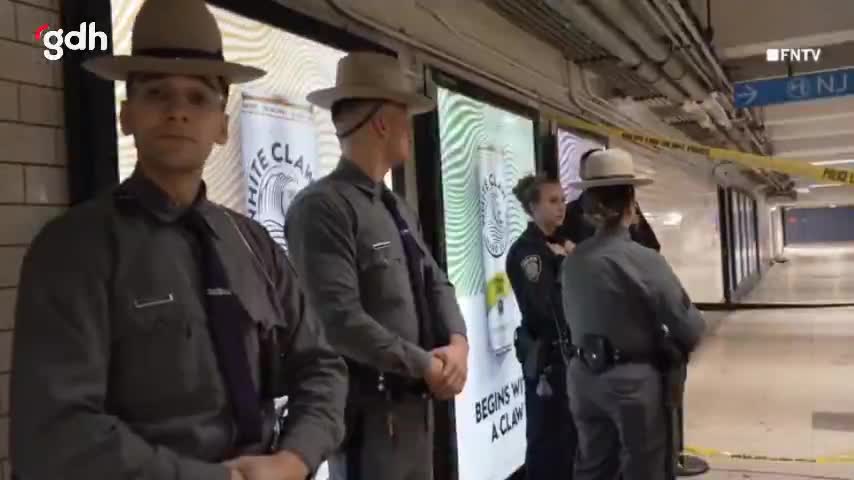 New York metrosunda bir adam yanarak ağır yaralandı