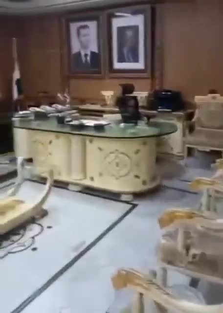 Suriyeli muhalifler Süveyda'da emniyet müdürlüğünü ele geçirdi