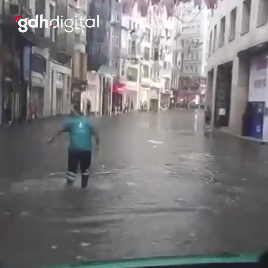 İstanbul'da sağanak yağış İstiklal Caddesi'ni göle çevirdi