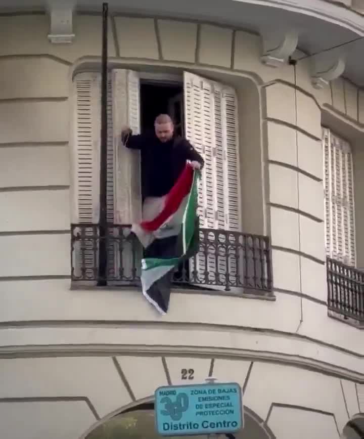 İspanya'daki Suriye Büyükelçiliği'nde devrim bayrağı asıldı