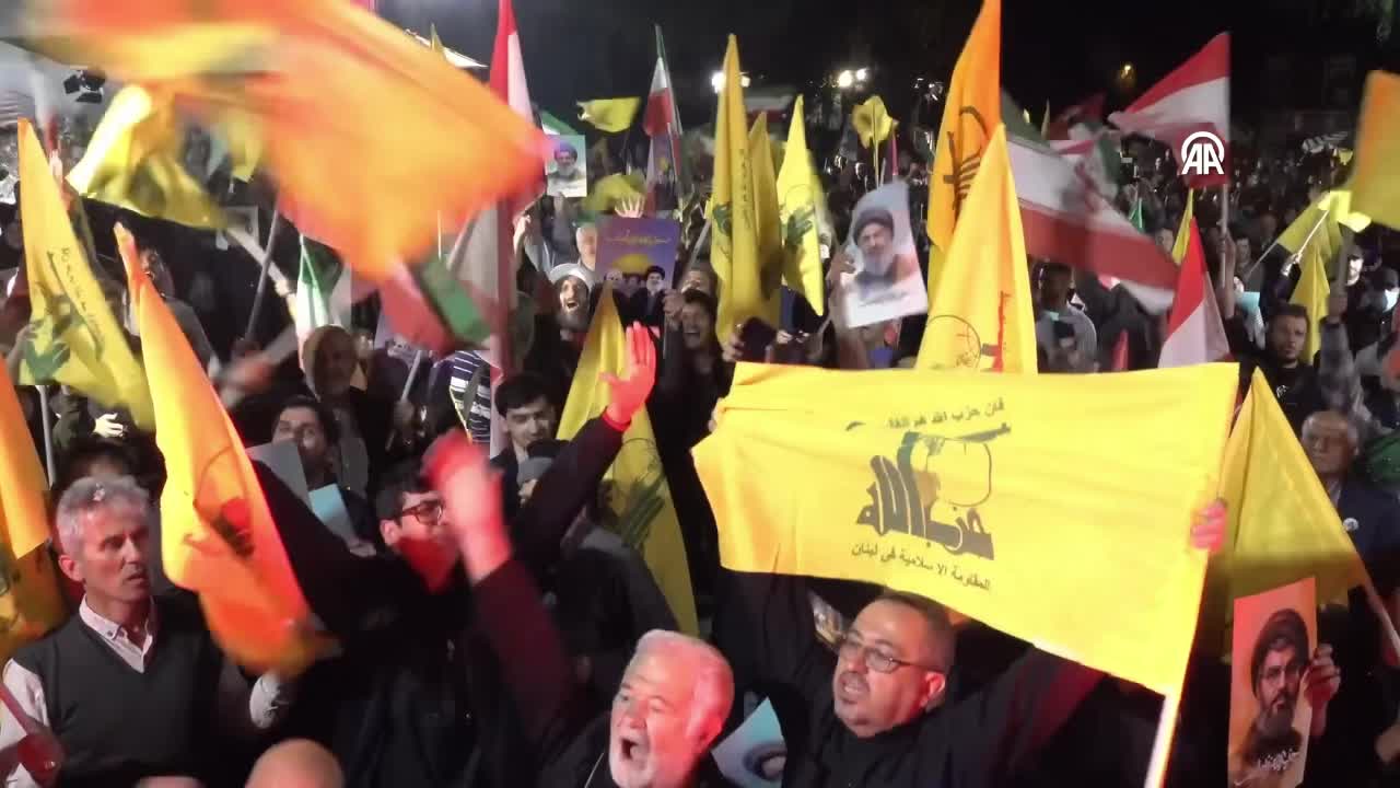Tahran'daki kalabalık, İsrail'e füze saldırılarını kutladı
