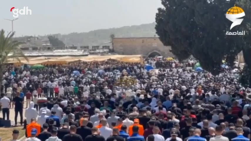 Ramazan'ın son Cuması'nda Mescid-i Aksa'da binlerce kişi namaz kıldı