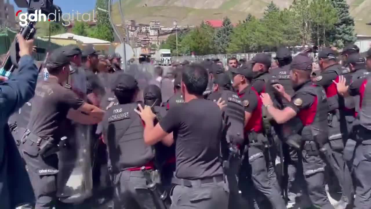 Hakkari'de belediye başkanına ceza sonrası olaylar çıktı