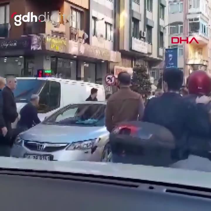 Güngören'de yol verme yüzünden baltalı saldırı yaşandı