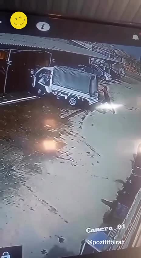 Bir taraf aracı iterken, diğeri boşta sanıp tutuyor