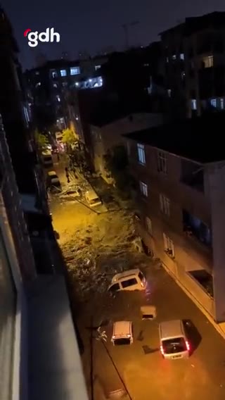 Başakşehir'de sağanak yağış park halindeki araçları sürükledi