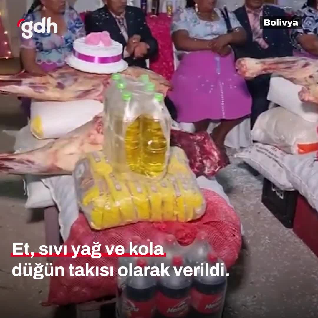 Bolivya'da düğünde gelin ve damada yiyecek ve içecek takısı