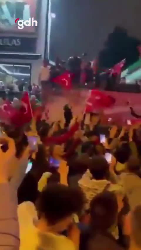 Fatih'te Suriyeli göçmenler Türk bayraklarıyla kutlama yaptı
