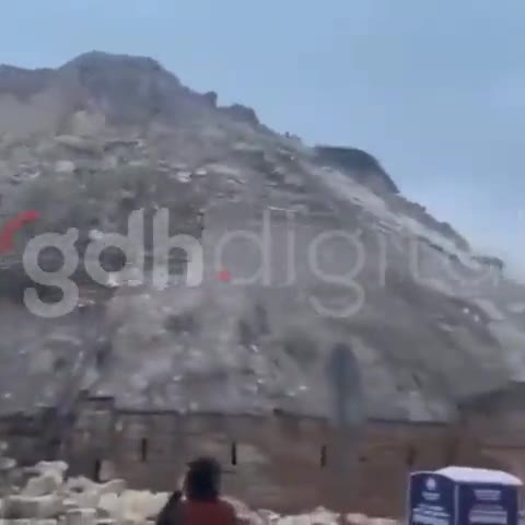 Tarihi Gaziantep Kalesi #deprem sırasında yıkıldı