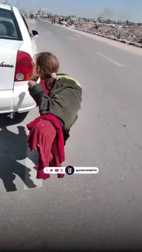 Gazzeli kız, kardeşini taşıyarak 2 km yürüdü